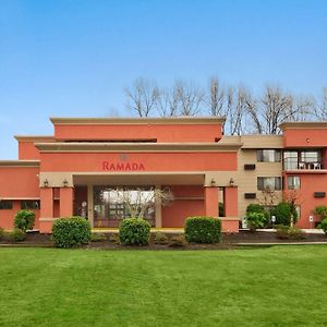 Hotel Ramada By Wyndham Tukwila Southcenter Exterior photo