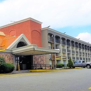 Hotel Howard Johnson By Wyndham Clifton Nj Exterior photo