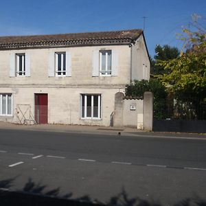 Bed and Breakfast La Maison D'Alienor Saint-Medard-de-Guizieres Exterior photo