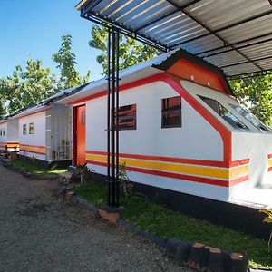 Hotel RedDoorz near Banyuwangi Kota Train Station Exterior photo