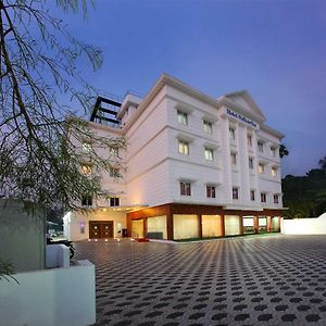 Hotel Sidhartha Chalakudy Kizhake Chālakudi Exterior photo