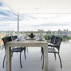 Minimalist Penthouse Condo With Skyline Vistas Perth Exterior photo