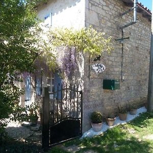 Bed and Breakfast Chat Noir Gite Et Chambre D'Hotes Genouille  Exterior photo