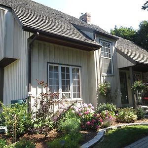 Bed and Breakfast Cedar Gables Bed & Breakfast Niagara-on-the-Lake Exterior photo