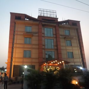 Amaya Hotels Bareli Exterior photo