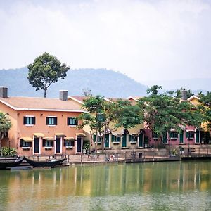 Hotel The Verona At Tub Lan Si Maha Phot Exterior photo