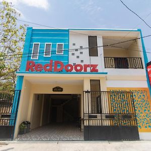 Hotel RedDoorz Syariah near Politeknik Negeri Madiun Exterior photo