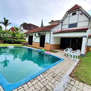 A Famosa Resort Villa With Private Pool By Beestay 10 Pax Alor Gajah Exterior photo