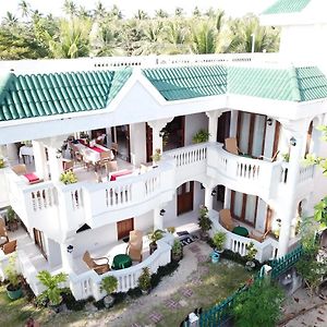 Hotel The Beach House Carabao Island San Jose  Exterior photo