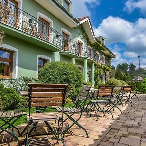 Hotel Penzion Tematin Pieszczany Exterior photo