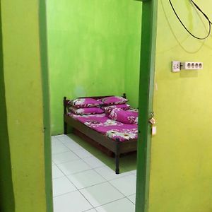 Tr Homestay Makasar Exterior photo