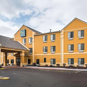 Quality Inn And Suites Harvey Exterior photo