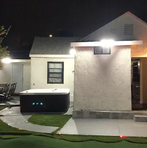 Entire 3 Bedroom Home With Golf Putting & Hot Spa Los Angeles Exterior photo