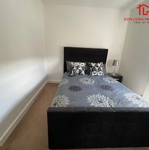 Two Bed Apartment At Icon Living Properties Short Lets & Serviced Accommodation Reading With Balcony & 2 Parking Spaces Exterior photo
