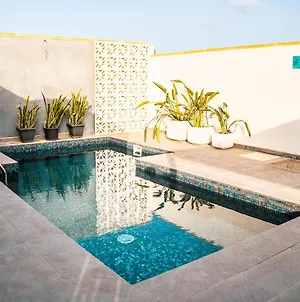 A Beautiful Farmhouse With A Rooftop Pool Qala Exterior photo